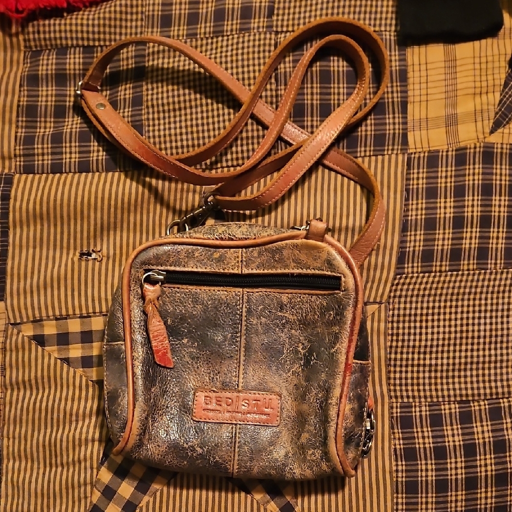 Bedstu Capture Crossbody